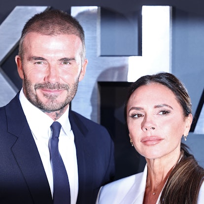 Der ehemalige englische Fußballspieler David Beckham und seine Frau Victoria Beckham posieren auf dem roten Teppich bei ihrer Ankunft zur Premiere von „Beckham“ in London am 3. Oktober 2023.