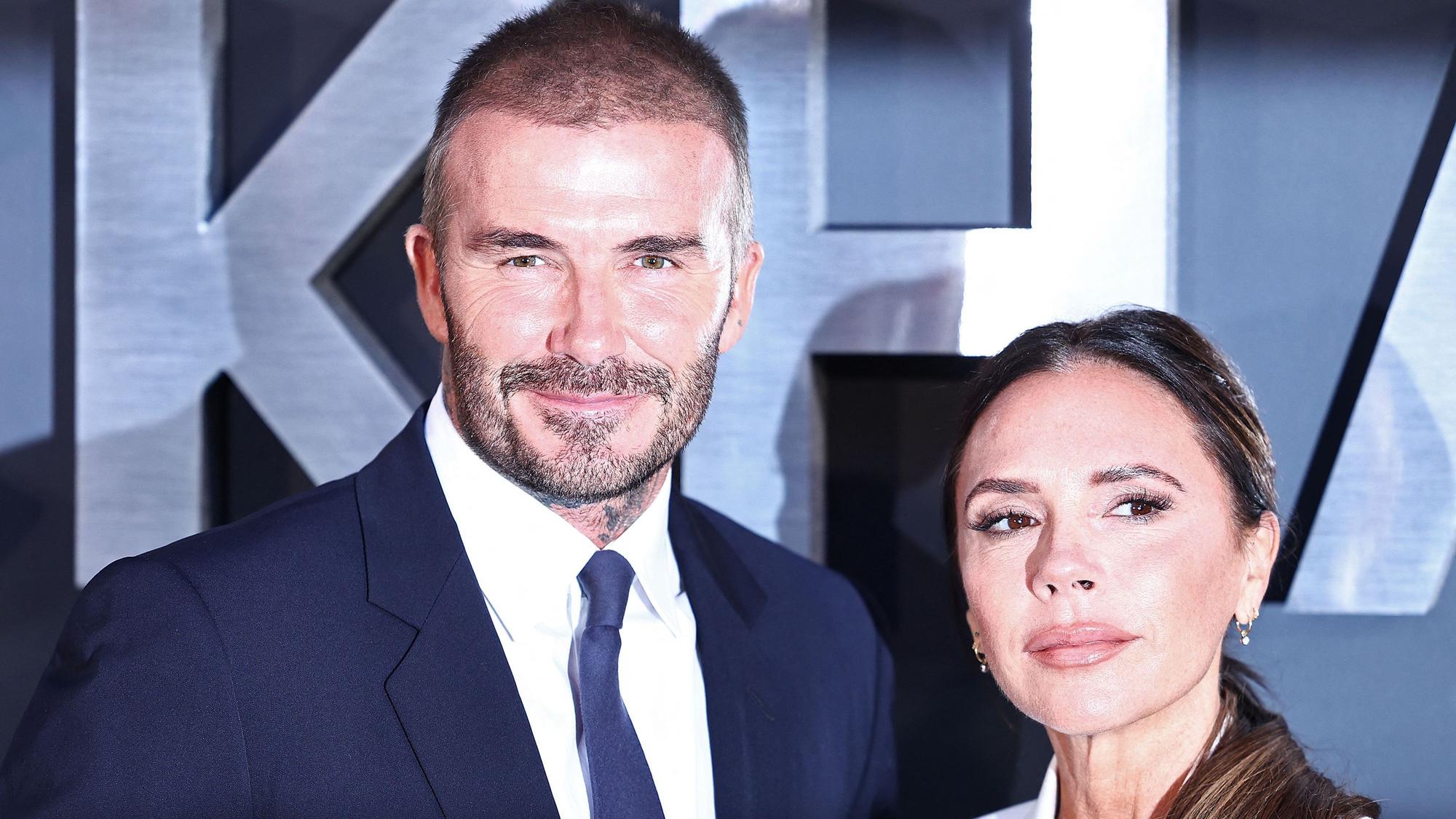 Der ehemalige englische Fußballspieler David Beckham und seine Frau Victoria Beckham posieren auf dem roten Teppich bei ihrer Ankunft zur Premiere von „Beckham“ in London am 3. Oktober 2023.