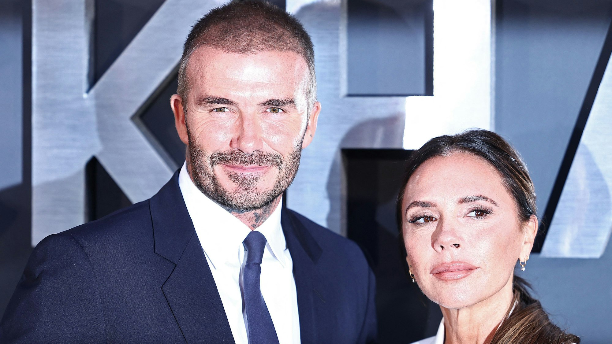 Der ehemalige englische Fußballspieler David Beckham und seine Frau Victoria Beckham posieren auf dem roten Teppich bei ihrer Ankunft zur Premiere von „Beckham“ in London am 3. Oktober 2023.