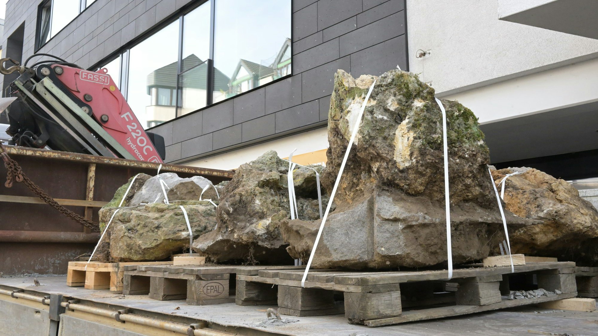 Auf der Ladefläche eines Lastwagens sind zwei Paletten mit den Korallensteinen platziert.