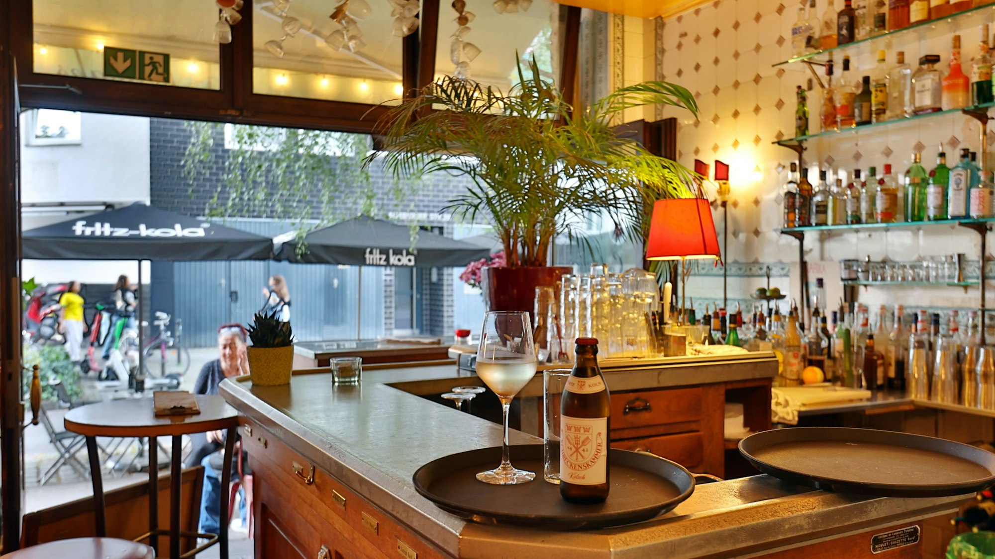 Bar und Regal mit Flaschen im Hintergrund