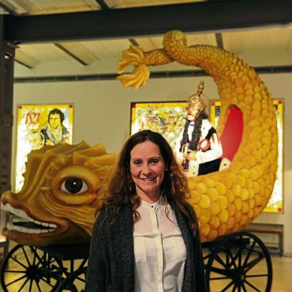 Nadine Krahforst vor einer Fischfigur.