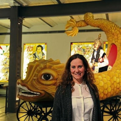 Nadine Krahforst vor einer Fischfigur.