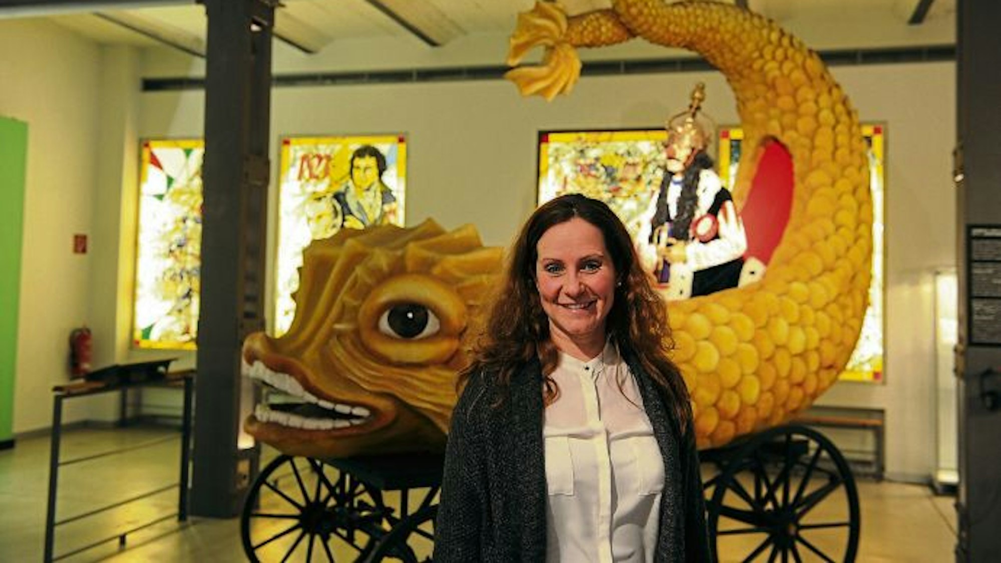 Nadine Krahforst vor einer Fischfigur.