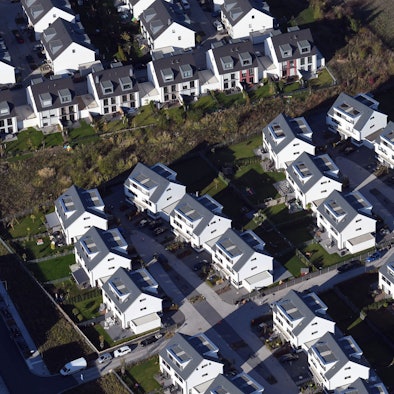 Luftaufnahme einer Neubausiedlung