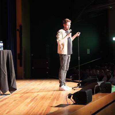 Der Comedian Bastian Bielendorfer bei einem Auftritt im Euskirchener Stadttheater.