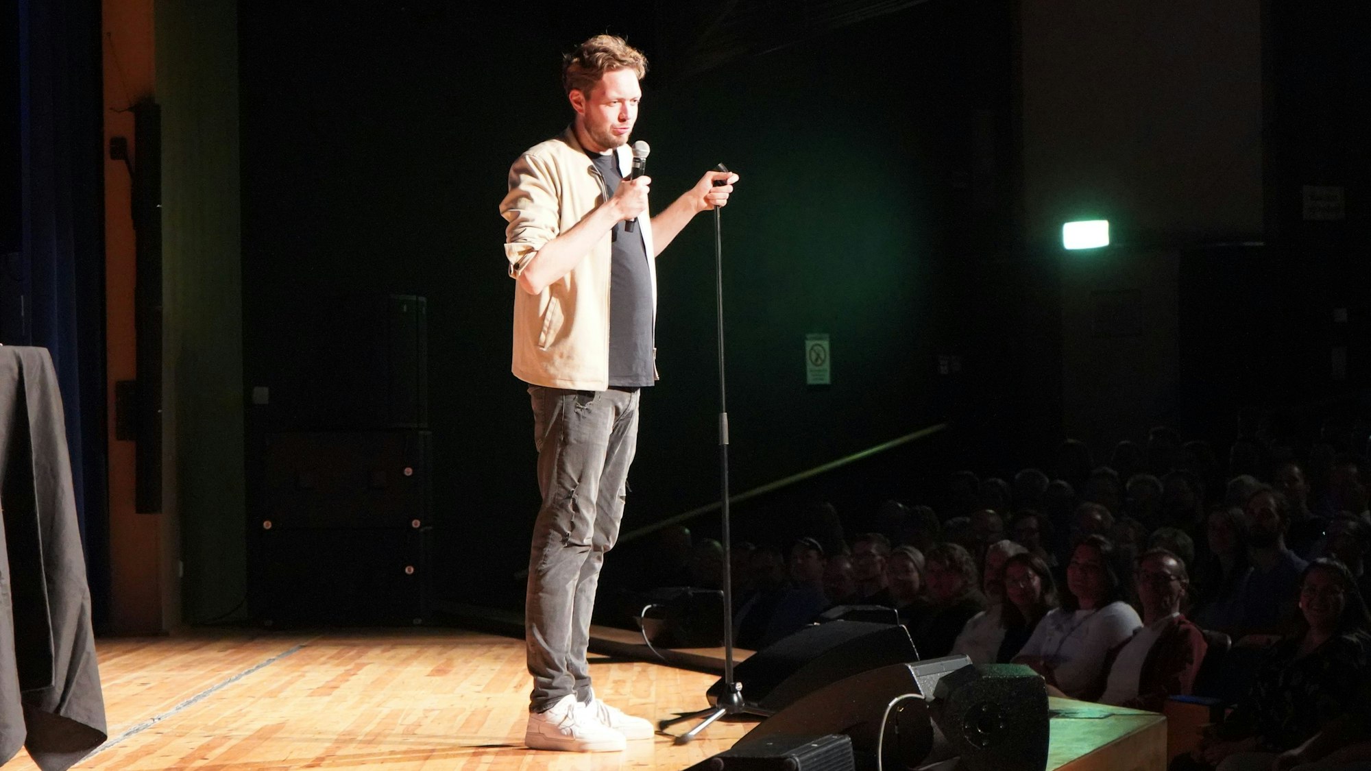 Der Comedian Bastian Bielendorfer bei einem Auftritt im Euskirchener Stadttheater.