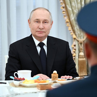 Der russische Präsident Wladimir Putin sitzt bei einem Empfang eines Generals im Kreml in der russischen Hauptstadt Moskau.