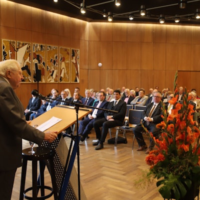 Professor Dr. Bernhard Vogel, der hier im Rednerpult steht, sprach als Festredner im Sankt Augustiner Ratssaal beim Festakt zum Tag der deutschen Einheit.
