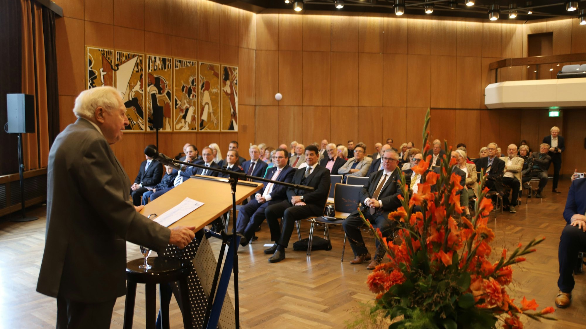 Professor Dr. Bernhard Vogel, der hier im Rednerpult steht, sprach als Festredner im Sankt Augustiner Ratssaal beim Festakt zum Tag der deutschen Einheit.