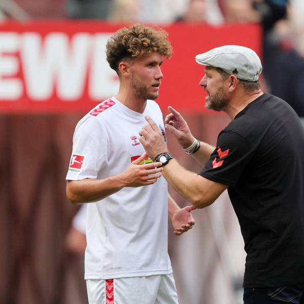 FC-Trainer Steffen Baumgart instruiert während des Heimspiels gegen Stuttgart Einwechselspieler Luca Waldschmidt.