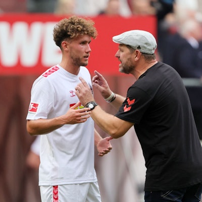 FC-Trainer Steffen Baumgart instruiert während des Heimspiels gegen Stuttgart Einwechselspieler Luca Waldschmidt.