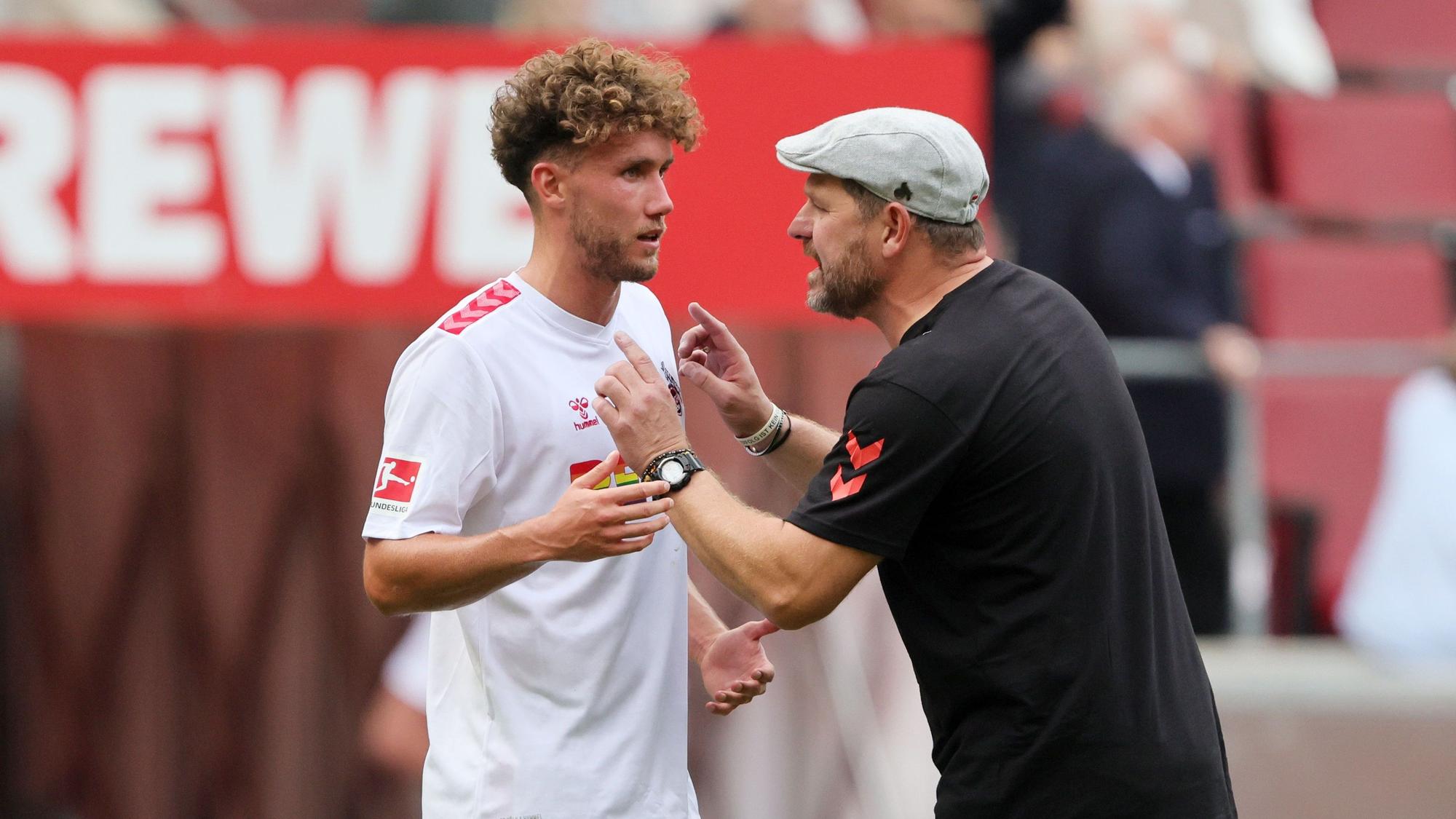 FC-Trainer Steffen Baumgart instruiert während des Heimspiels gegen Stuttgart Einwechselspieler Luca Waldschmidt.