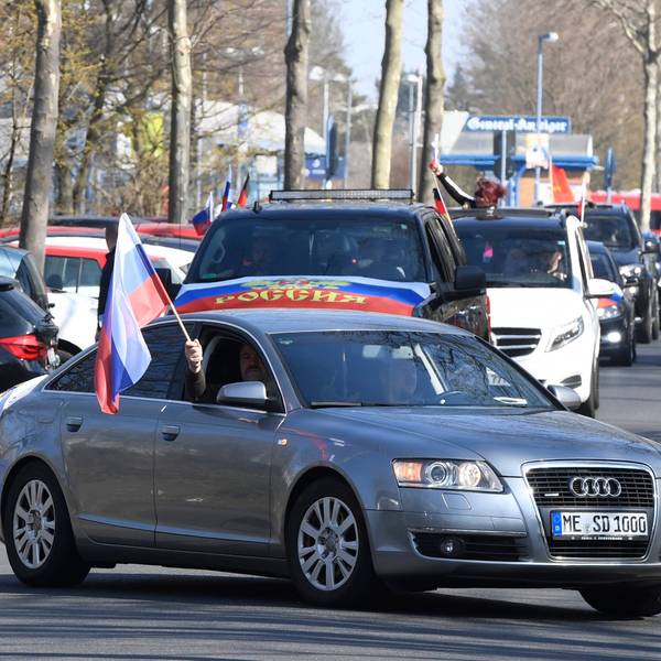 27.03.2022, Nordrhein-Westfalen, Bonn: Ein Autokorso mit mehreren hundert Fahrzeugen ist auf dem Weg zum russischen Ehrenmal auf dem Friedhof in Bonn-Lessenich.