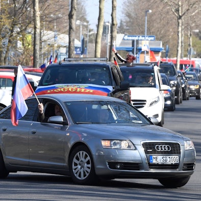 27.03.2022, Nordrhein-Westfalen, Bonn: Ein Autokorso mit mehreren hundert Fahrzeugen ist auf dem Weg zum russischen Ehrenmal auf dem Friedhof in Bonn-Lessenich.