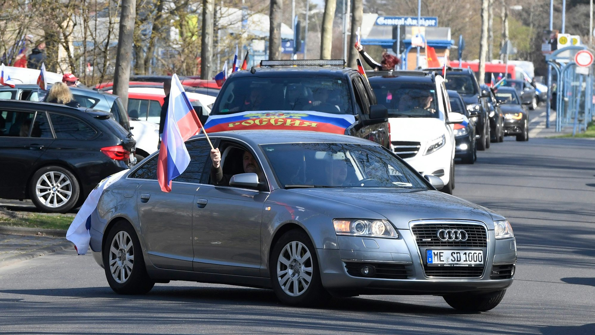 27.03.2022, Nordrhein-Westfalen, Bonn: Ein Autokorso mit mehreren hundert Fahrzeugen ist auf dem Weg zum russischen Ehrenmal auf dem Friedhof in Bonn-Lessenich.