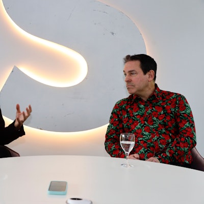 Psychotherapeut Daniel Wagner und Landtagsabgeordneter Arndt Klocke im Gespräch zum Thema mentale Gesundheit im DuMont Verlag in der Amsterdamer Strasse.