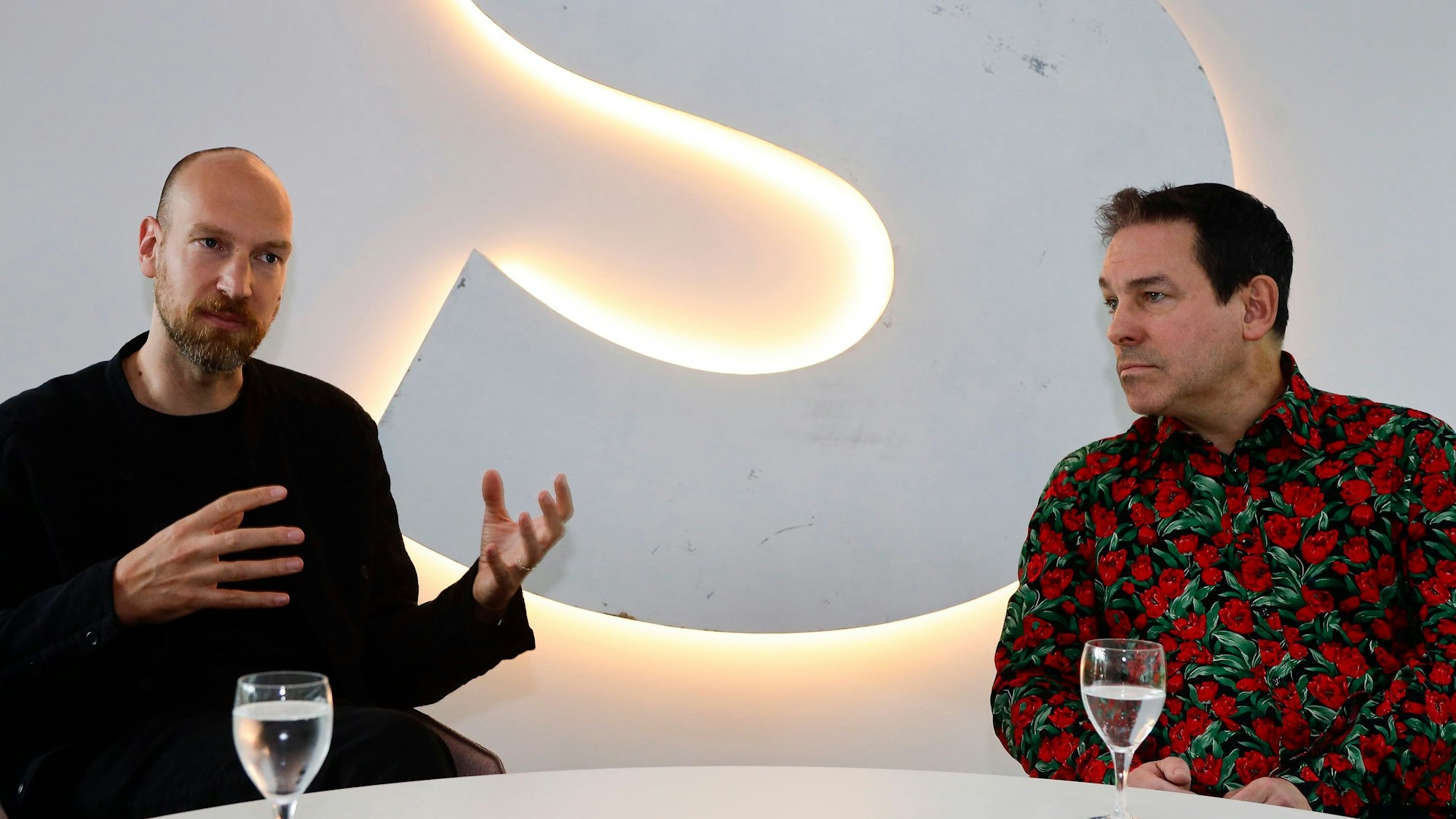 Psychotherapeut Daniel Wagner und Landtagsabgeordneter Arndt Klocke im Gespräch zum Thema mentale Gesundheit im DuMont Verlag in der Amsterdamer Strasse.