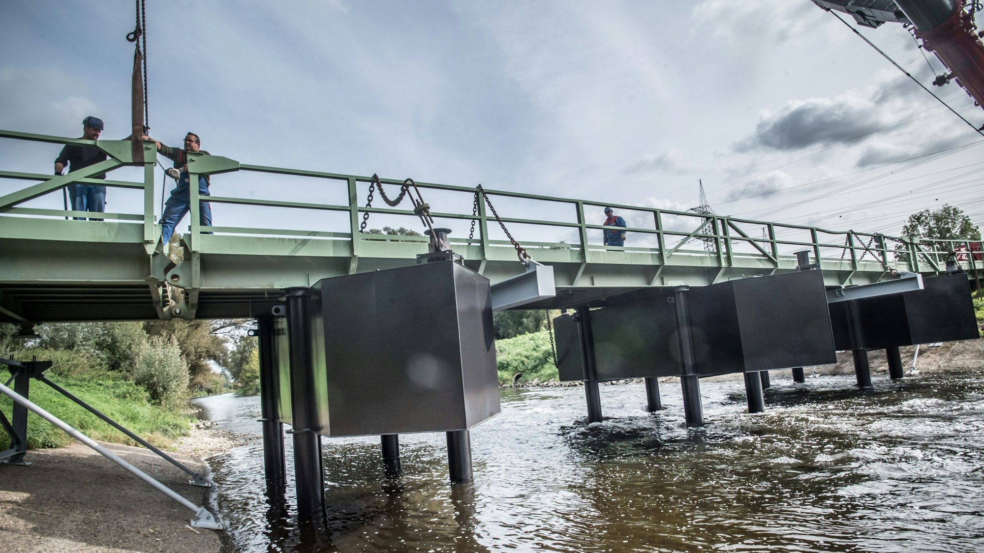 Die Pontonbrücke steht.