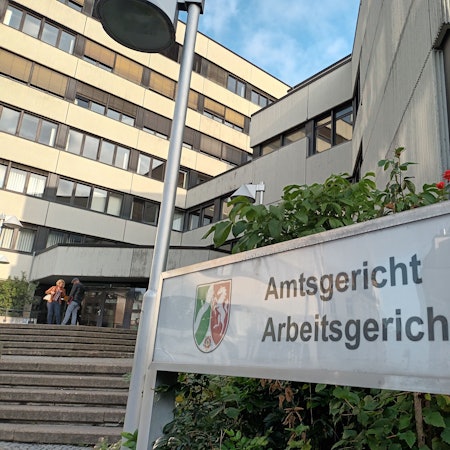 Gebäude mit Schild Amtsgericht und Arbeitsgericht