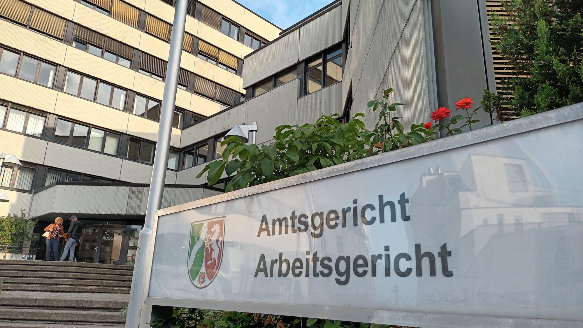 Gebäude mit Schild Amtsgericht und Arbeitsgericht