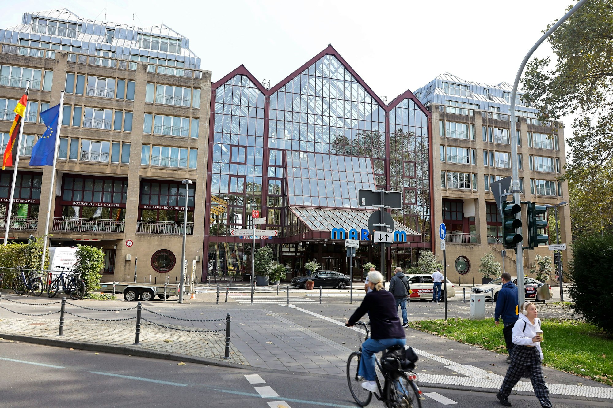 Das Maritim ist durch zahlreiche Überwege und Straßen abgetrennt.