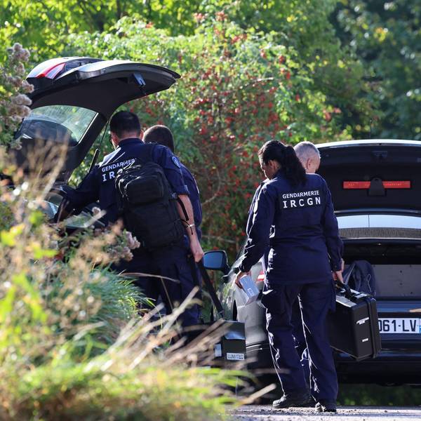 Mehrere französische Polizisten durchsuchen in der Nähe von Saint-Blaise-la-Roche ein Haus und den blauen Renault Clio eines möglichen Verdächtigen. Die 15 Jahre alte Lina ist seit mehr als zehn Tagen spurlos verschwunden.