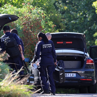 Mehrere französische Polizisten durchsuchen in der Nähe von Saint-Blaise-la-Roche ein Haus und den blauen Renault Clio eines möglichen Verdächtigen. Die 15 Jahre alte Lina ist seit mehr als zehn Tagen spurlos verschwunden.