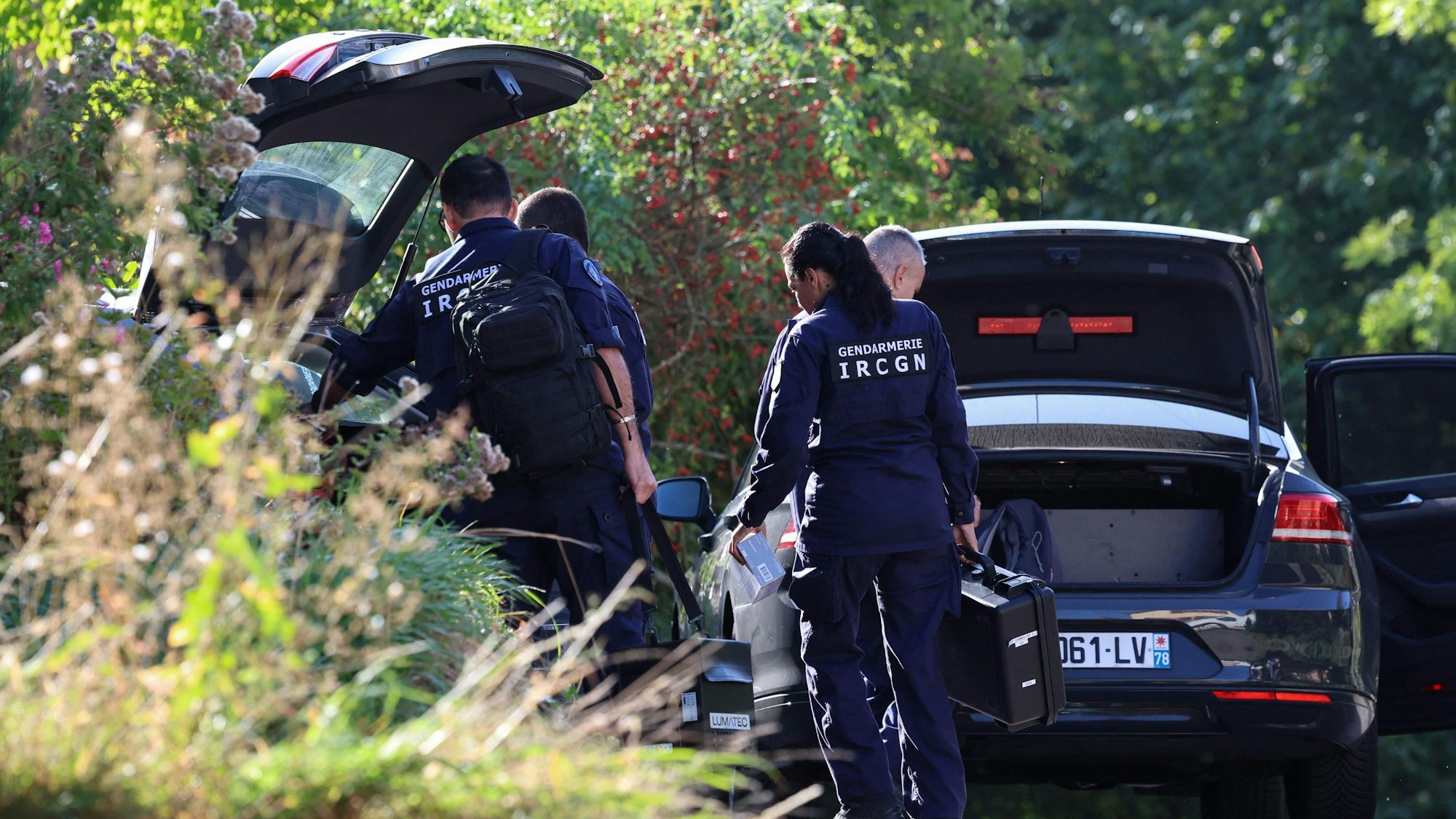 Mehrere französische Polizisten durchsuchen in der Nähe von Saint-Blaise-la-Roche ein Haus und den blauen Renault Clio eines möglichen Verdächtigen. Die 15 Jahre alte Lina ist seit mehr als zehn Tagen spurlos verschwunden.