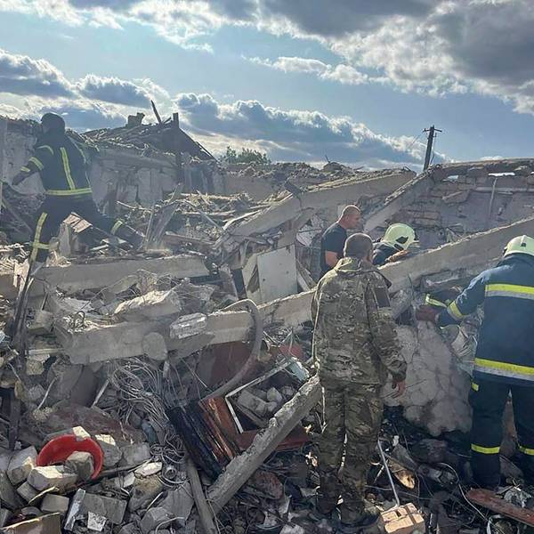 Raketenangriff auf Hroza: Ukrainische Sicherheitskräfte und Feuerwehrleute durchsuchen Trümmer nach Überlebenden.