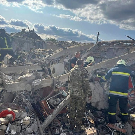 Raketenangriff auf Hroza: Ukrainische Sicherheitskräfte und Feuerwehrleute durchsuchen Trümmer nach Überlebenden.