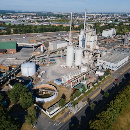 Das Bild zeigt die Zuckerfabrik in Euskirchen aus der Luft.
