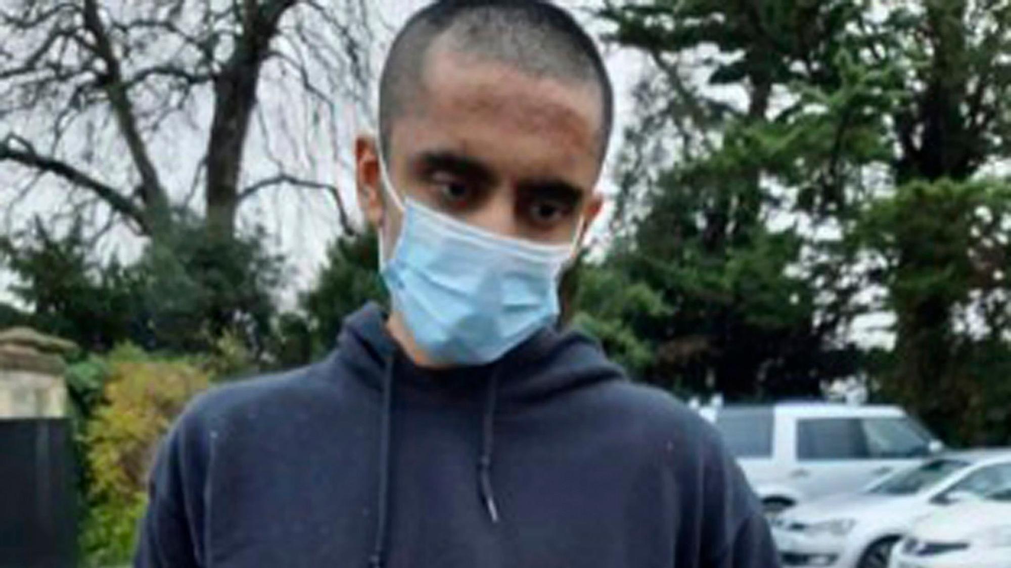 Auf diesem von der Metropolitan Police zur Verfügung gestellten Foto wird Jaswant Singh Chail am 25. Dezember 2021 in Windsor, England, von der Polizei verhaftet.