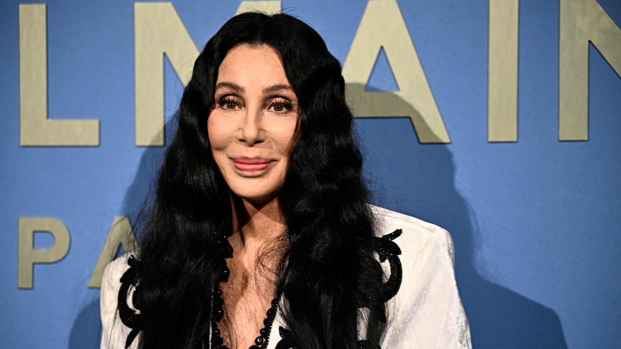 Die US-amerikanische Sängerin und Schauspielerin Cher posiert während eines Fototermins vor der Balmain-Show im Rahmen der Pariser Modewoche für Damenmode Frühjahr/Sommer 2024 am 27. September 2023 in Paris.