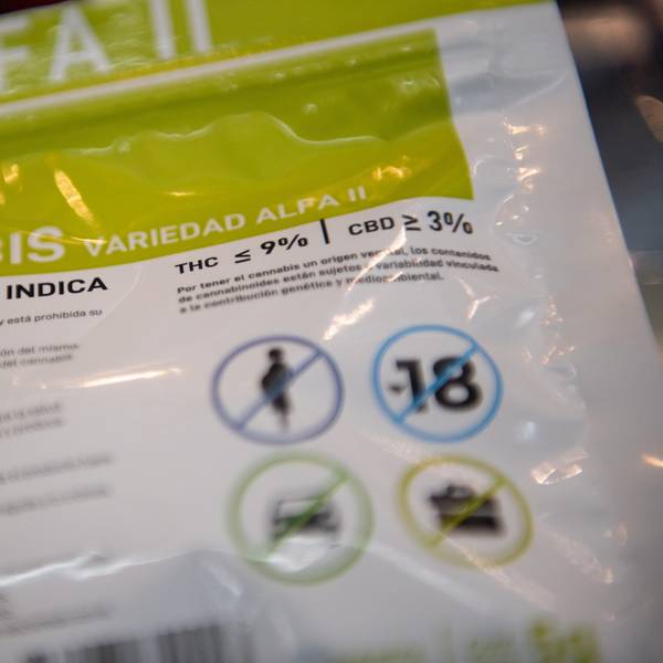 Verkaufspackung mit fünf Gramm Cannabis in einem Geschäft in Uruguay.