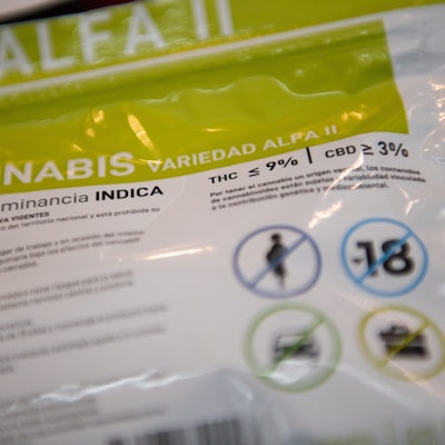 Verkaufspackung mit fünf Gramm Cannabis in einem Geschäft in Uruguay.