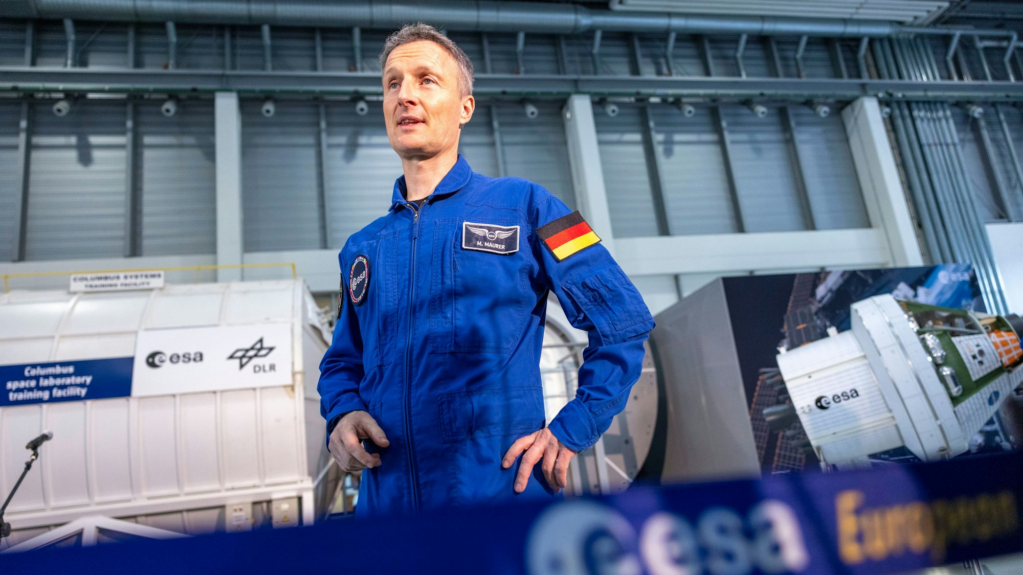 ARCHIV - 01.09.2023, Nordrhein-Westfalen, Köln: Matthias Maurer, ESA-Astronaut aus dem Saarland, steht im Astronautenzentrum der Europäischen Weltraumorganisation ESA.
In seinem Buch «Cosmic Kiss» berichtet der zwölfte Deutsche im All von wichtigen Experimenten in dem fliegenden Labor, beschreibt den Tagesablauf an Bord und warum Forschung im All hilft, irdische Probleme zu lösen. (zu dpa: «Cosmic Kiss»: Astronaut Maurer schildert spannenden Alltag im Kosmos») Foto: Thomas Banneyer/dpa +++ dpa-Bildfunk +++