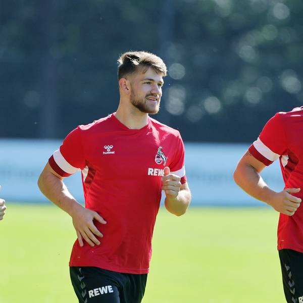 Kölns Offensivspieler Jan Thielmann absolviert Lauftraining.