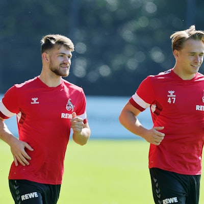 Kölns Offensivspieler Jan Thielmann absolviert Lauftraining.