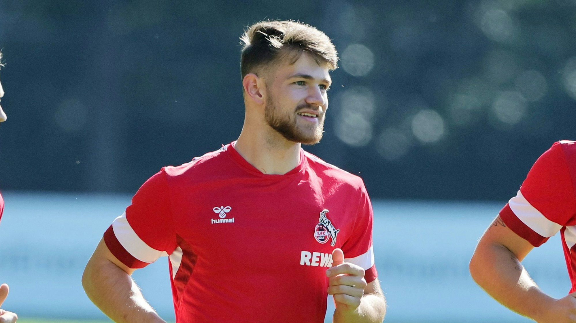 Kölns Offensivspieler Jan Thielmann absolviert Lauftraining.