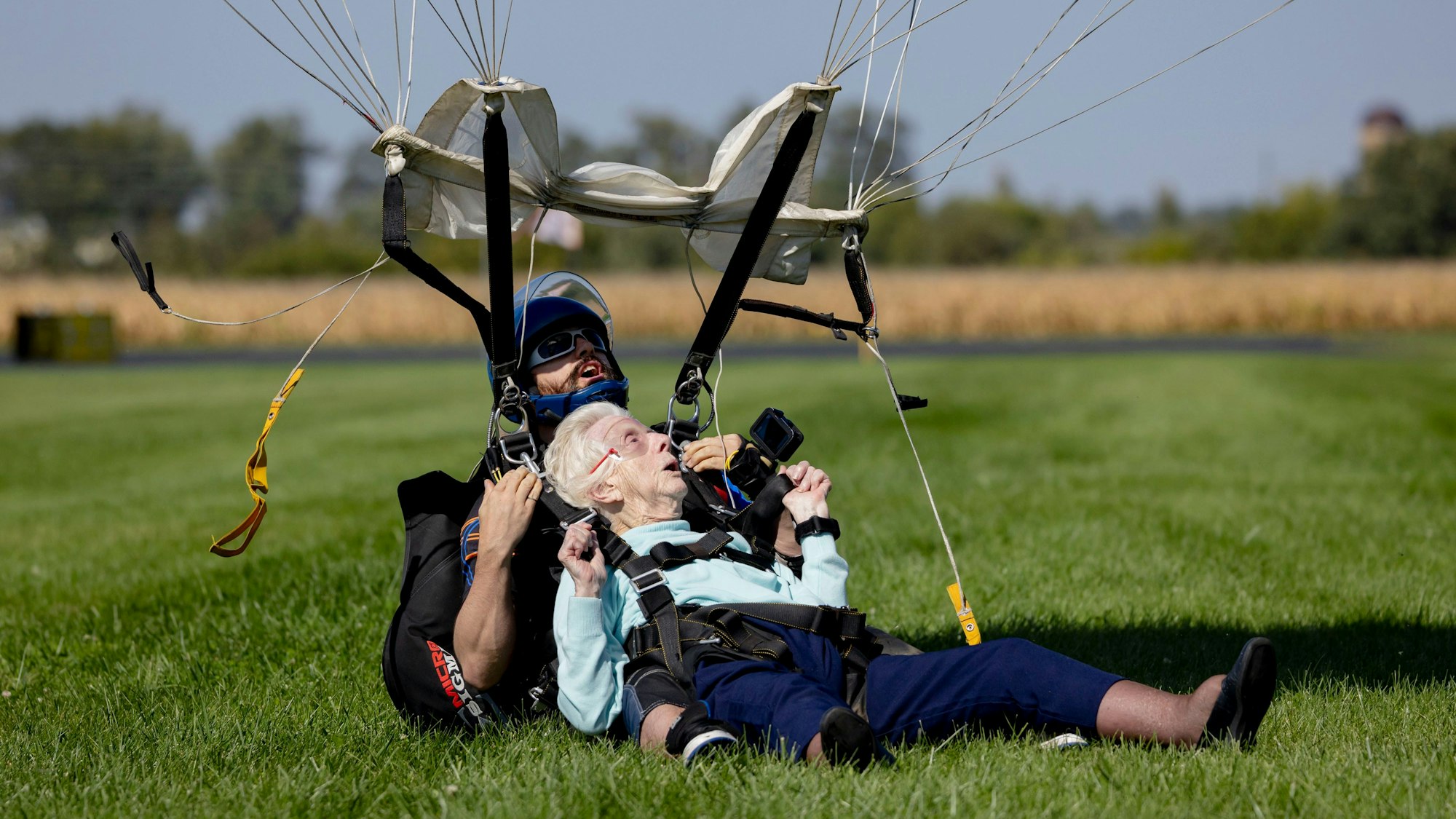 Dorothy Hoffner setzt zusammen mit Tandemspringer Derek Baxter zur Landung an