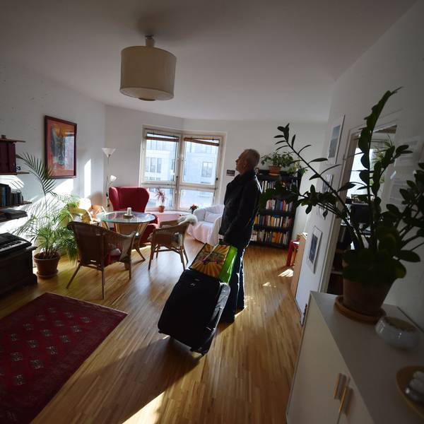 ARCHIV - ILLUSTRATION - Ein Tourist, der eine Übernachtung über das Onlineportal Airbnb gebucht hat, kommt am 07.11.2014 in Berlin mit seinem Koffer in der gemieteten Wohnung an. Online-Portale bieten individuelle Alternativen zur Pauschalreise. Auch in Sachsen-Anhalt wächst der Trend. Foto: Jens Kalaene/dpa (zu dpa-KORR lah "Zu Gast bei Fremden: Hotelalternativen werden beliebter im Land" vom 22.03.2015) +++ dpa-Bildfunk +++