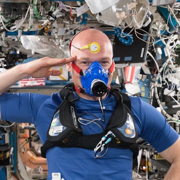 Alexander Gerst salutiert beim Selfie während einer anstrengenden Versuchsreihe zur Entwicklung neuer Textilien und Instrumente auf der Internationalen Weltraumstation ISS.