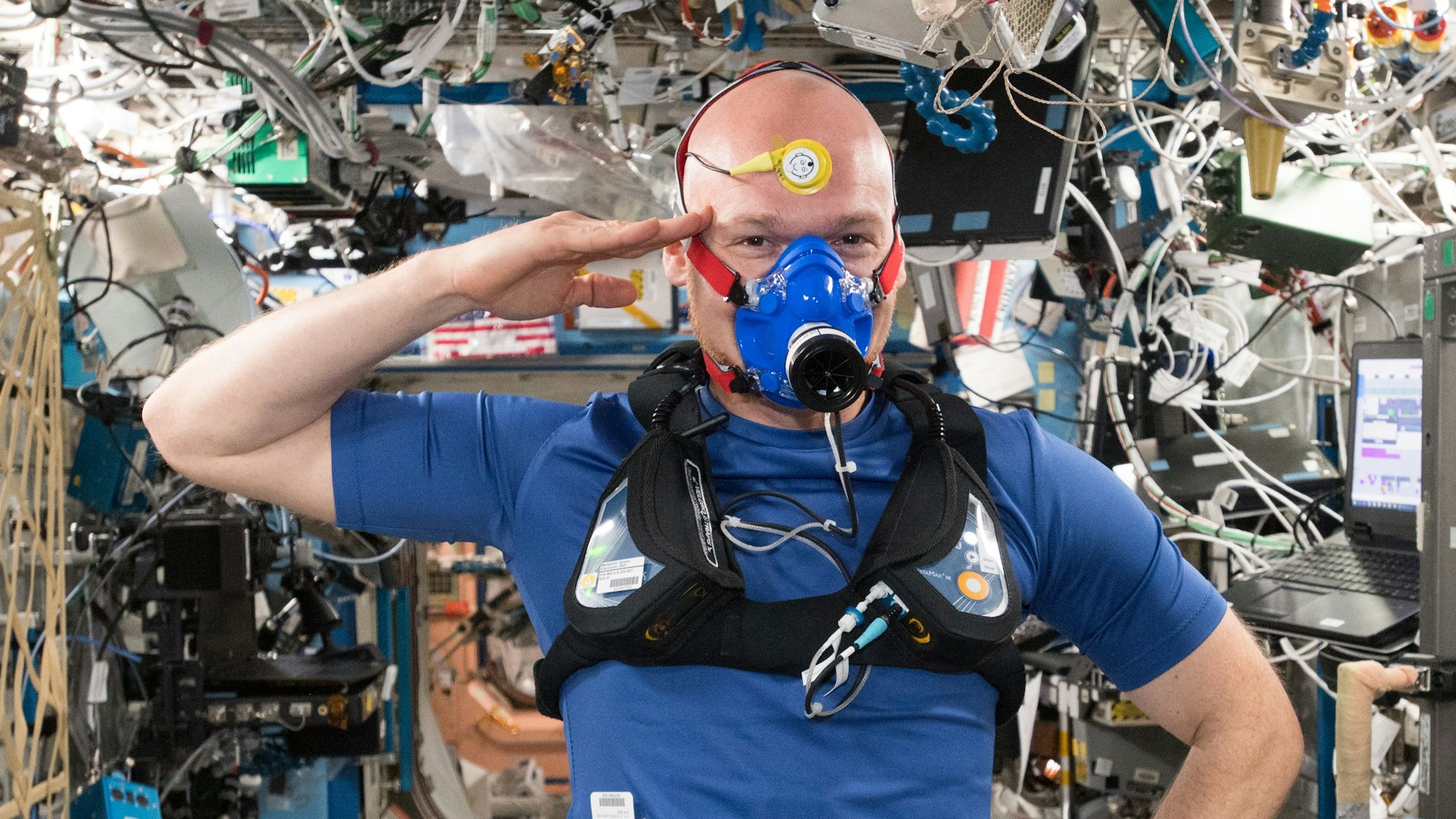 Alexander Gerst, Astronaut und Kommandant der ISS, salutiert scherzhaft beim Selfie während einer Versuchsreihe zur Entwicklung neuer Textilien und Instrumente auf der Internationalen Weltraumstation ISS. (Archivbild)