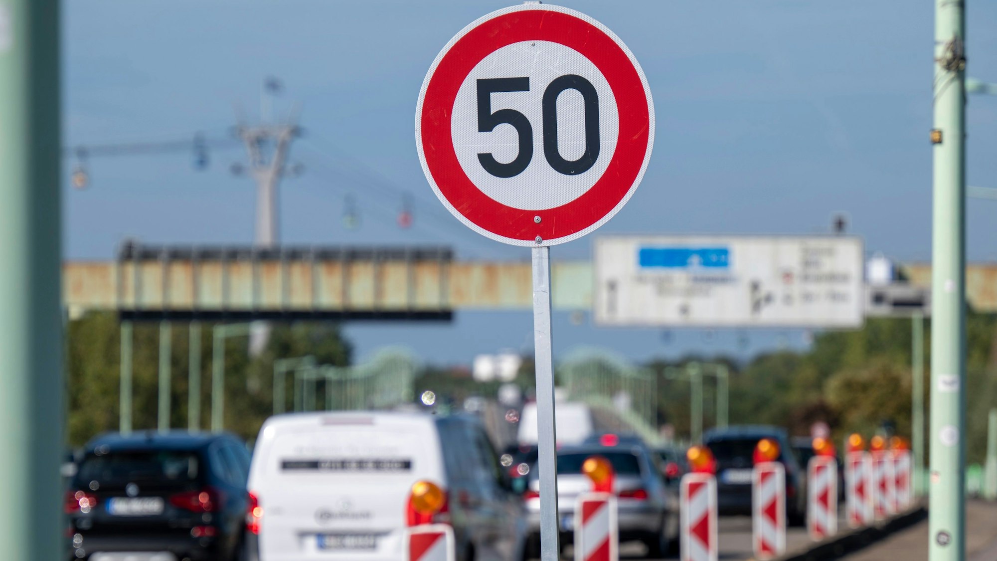 Ein Tempo-50-Schild auf der Kölner Zoobrücke.