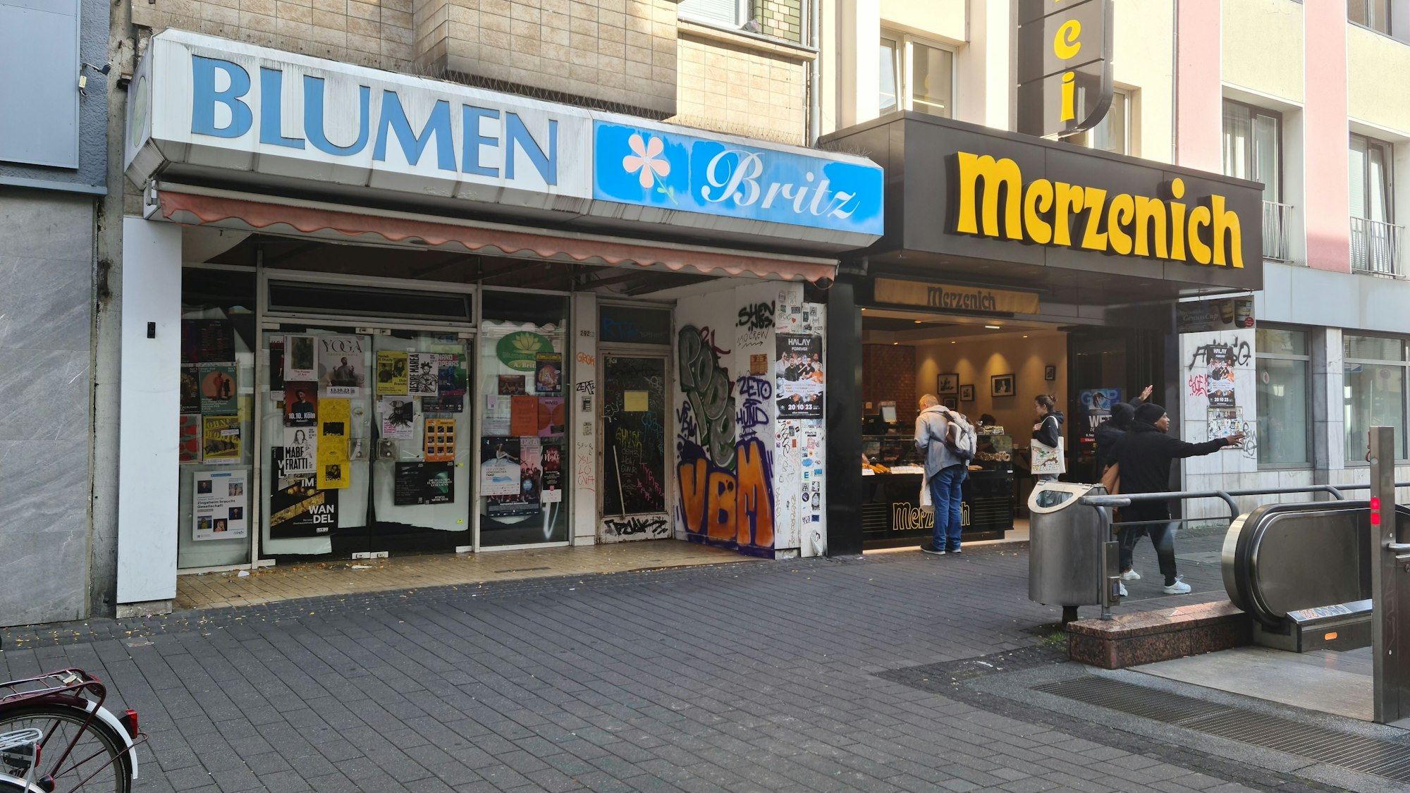 Ein leerstehendes Ladenlokal, dessen Schaufenster beklebt sind, ist zu sehen. Der Schriftzug Blumen Britz prangt oben über dem Eingang.