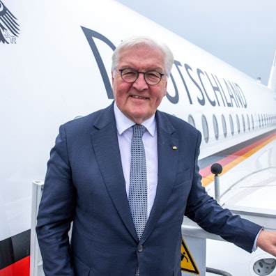 Bundespräsident Frank-Walter Steinmeier steigt auf dem militärischen Teil vom Flughafen Berlin Brandenburg in ein Flugzeug der Flugbereitschaft der Bundeswehr.