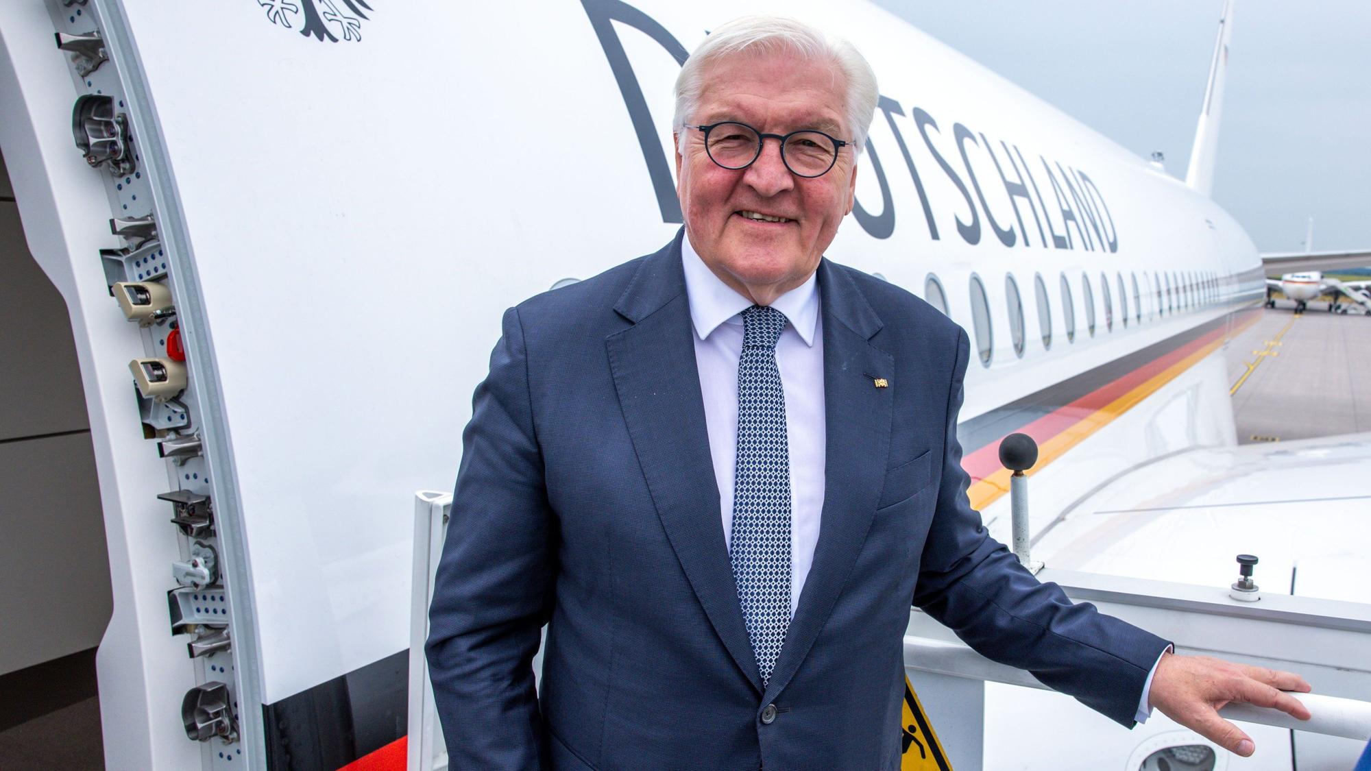 Bundespräsident Frank-Walter Steinmeier steigt auf dem militärischen Teil vom Flughafen Berlin Brandenburg in ein Flugzeug der Flugbereitschaft der Bundeswehr.