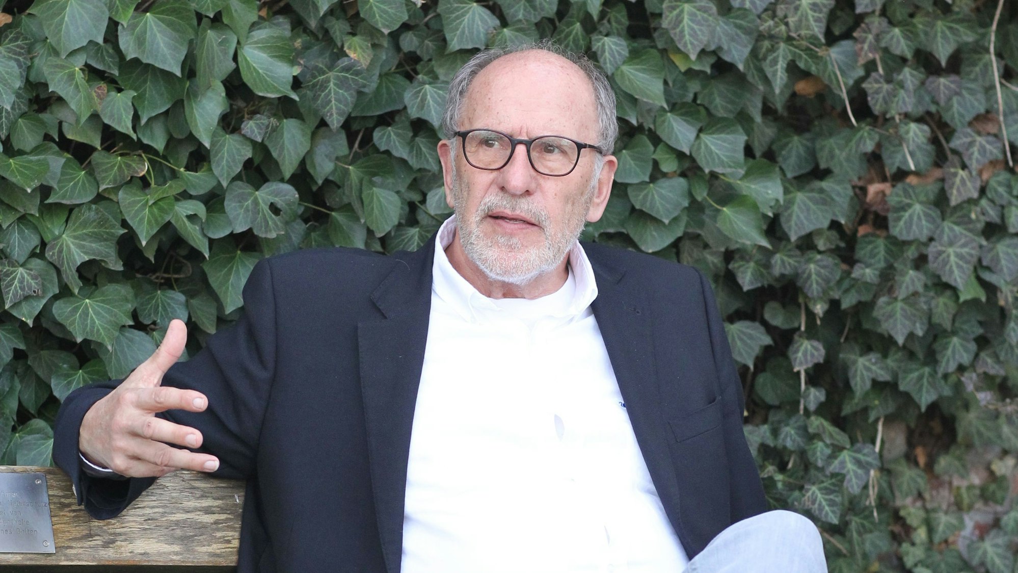 Ein Mann sitzt auf einer Bank