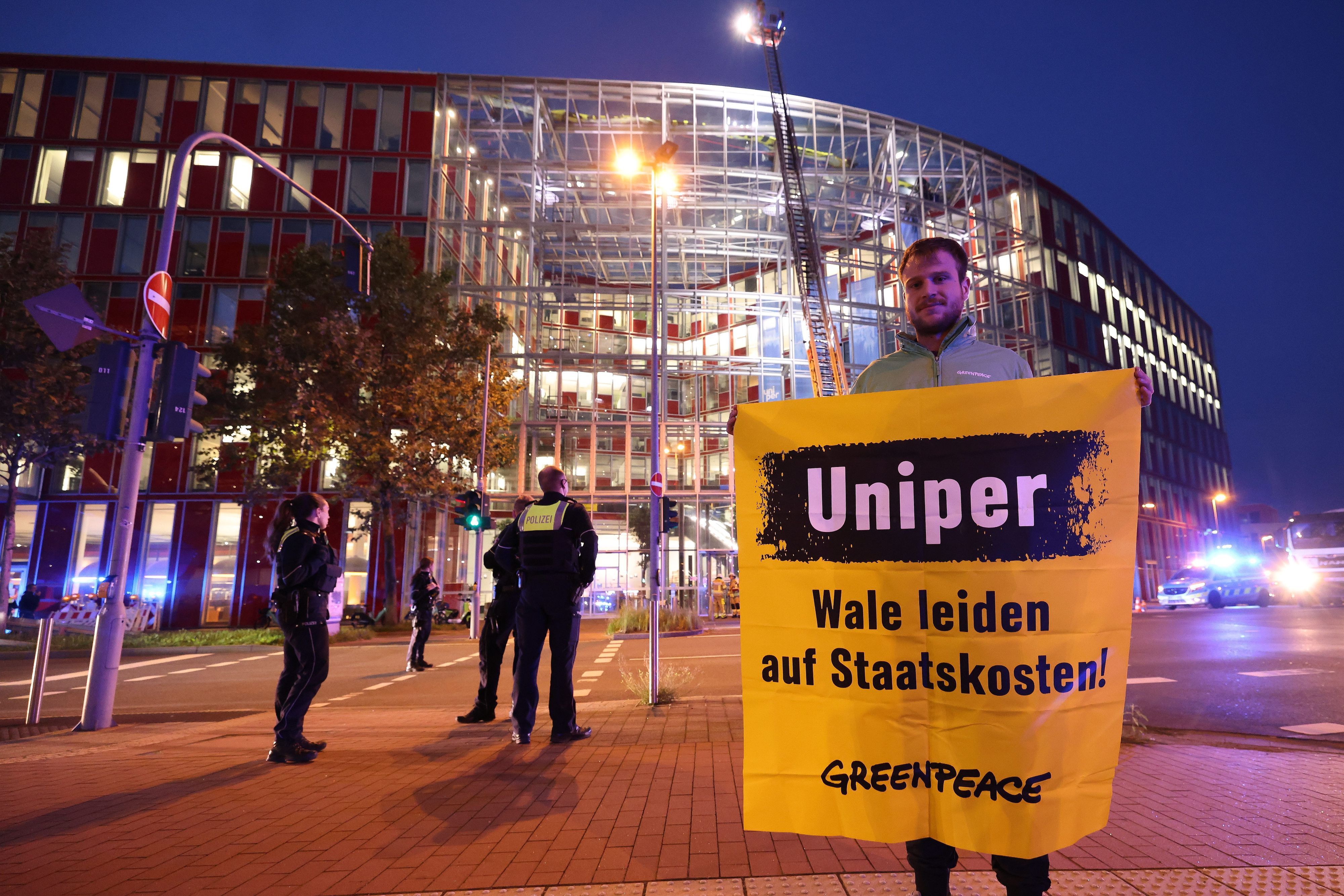 Aktivisten der Umweltschutzorganisation Greenpeace protestieren vor der Uniper Zentrale. Die Aktion richtet sich gegen ein großes Gasförderprojekt des Uniper-Partners Woodside vor der Westküste Australiens. Die geplante Gasförderung gefährdet nach Einschätzung von Greenpeace einzigartige Meeresschutzgebiete und insbesondere Wale und Meeresschildkröten.